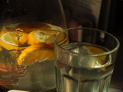 清楚饮用玻璃杯与柠檬
